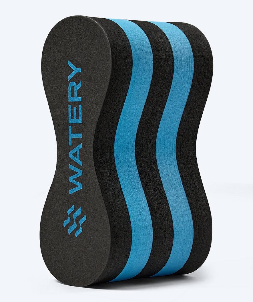 Watery Makara pull buoy i svart och blått, finns i tre storlekar