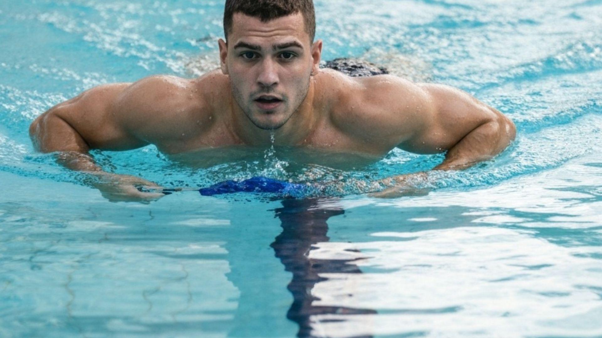 Simmare som tränar med pull buoy i pool